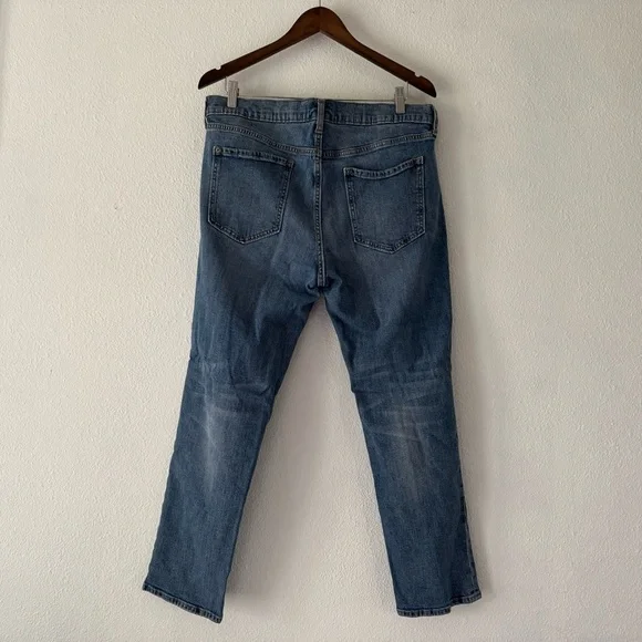 Old Navy Boyfriend Straight Distressed Jeans 14 Regular Relaxed Trendy Denim - Picture 7 of 8